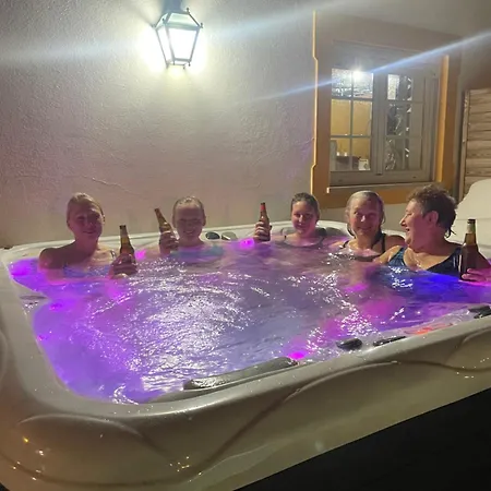 Sleeps 8 With Pool & Horses