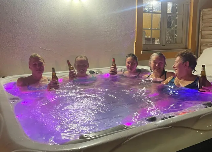 Sleeps 8 With Pool & Horses